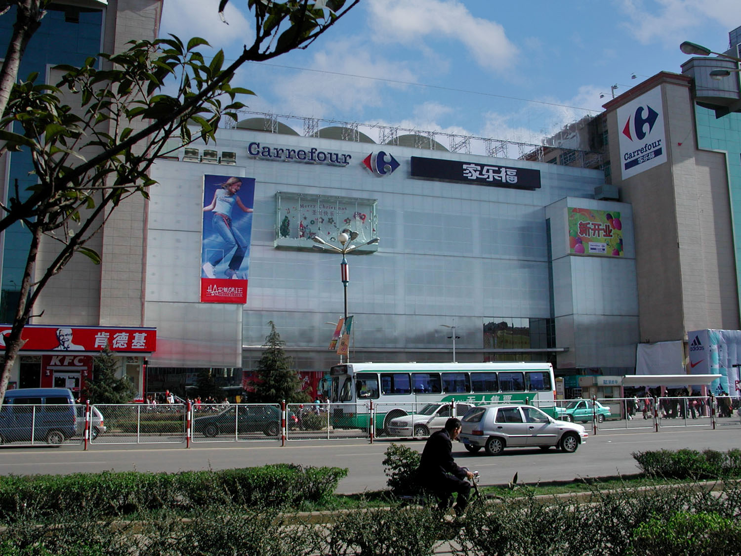 昆明家乐福幕墙登普板 (1).jpg